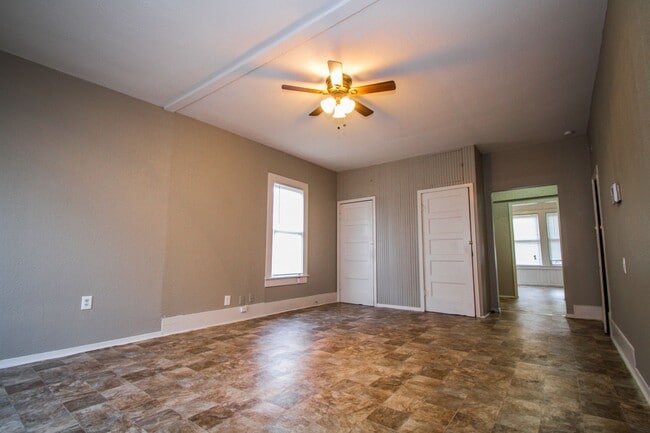 Building Photo - 512 Cooper St