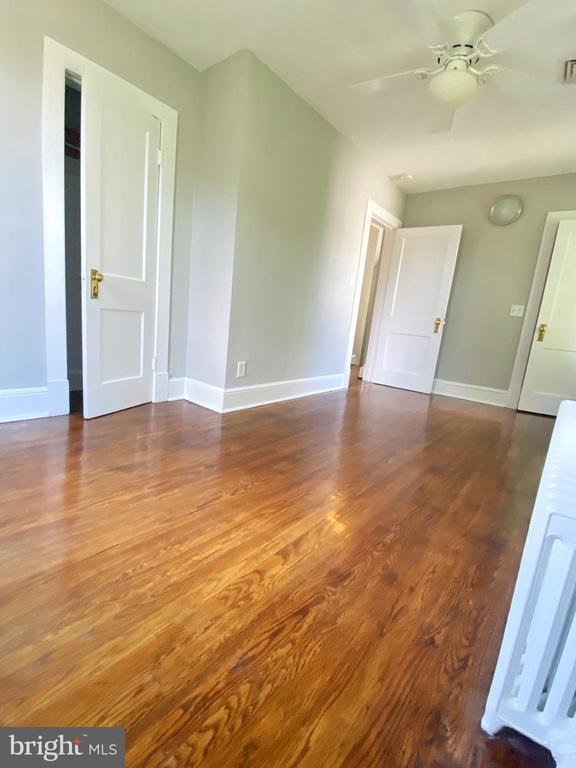 Building Photo - 432 E Luray Ave