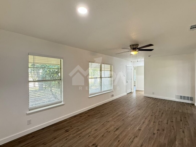 Building Photo - 4126 Valleyfield Dr
