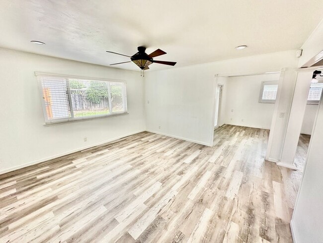 Building Photo - Charming Northwest Fresno 3/2