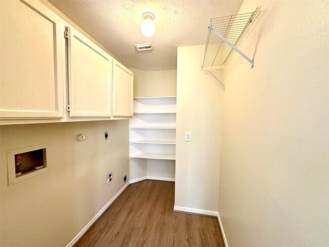 Building Photo - 3302 Richland Dr