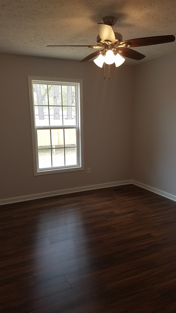 Building Photo - COMING SOON...Gorgeous 3 Bedroom Home Centrally Located in Manchester