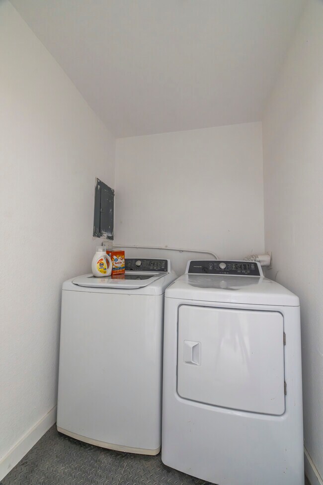 Building Photo - 1704 Kynette Dr