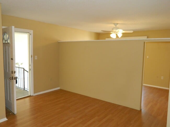 Building Photo - 1 Bed / 1 Bath Condo with Balcony – Seminole County – Water Included!