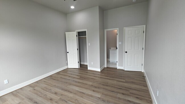 Building Photo - 504 Center St