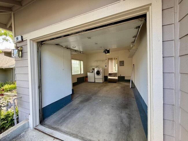 Building Photo - REMODELED FOUR BEDROOM / THREE BATH TOWNHOUSE IN COURTYARD AT PATRIDGE KNOLLS