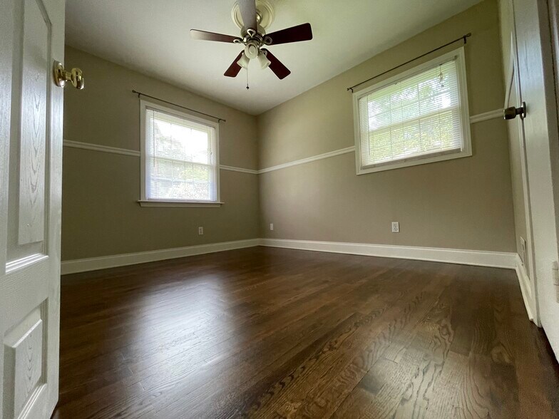 Building Photo - 956 Seville Dr