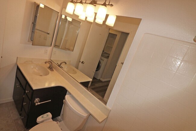 Building Photo - Mission Valley condo (River Colony) with balcony!  Central heat/ air. Gated garage parking. Pool/...