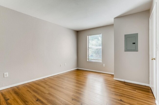 Building Photo - 2nd Floor Condo In Move-in Condition / Gated Southwest Community