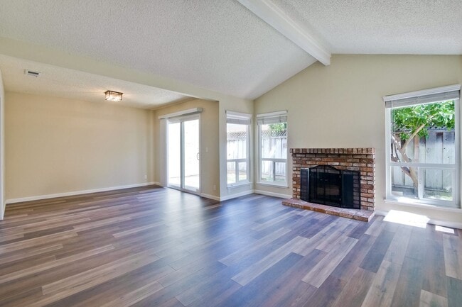 Building Photo - Reduced-Beautiful 3 bedroom 2 bath Single Family Home $4395