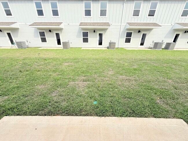 Building Photo - Coastal Townhome - Close To Beaches