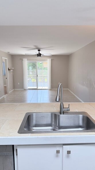 Building Photo - 148 Cypress Way E