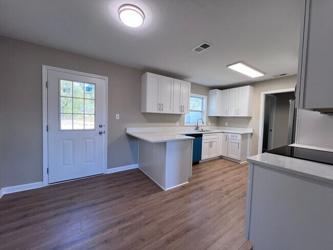 Building Photo - 3 Bedroom 2 bath home in downtown Port Wentworth