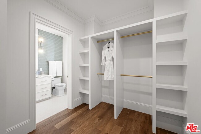 Building Photo - 616 N Alpine Dr