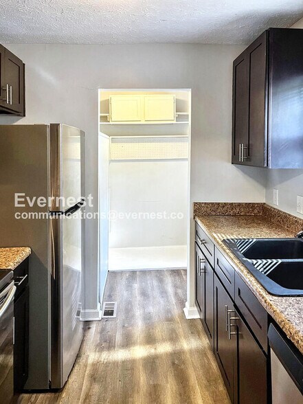 Building Photo - 593 Pleasant Hill Dr