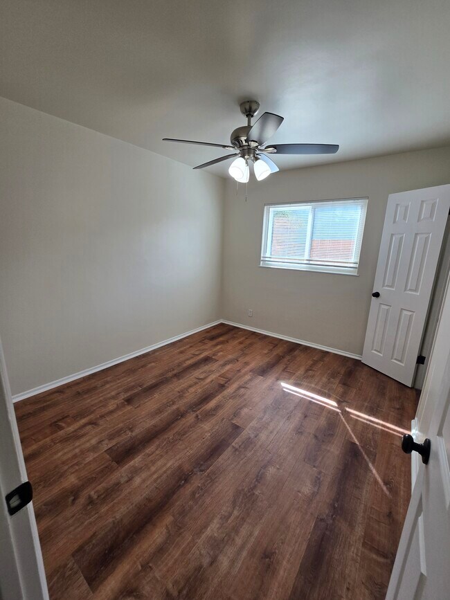 Building Photo - 449 Thumbelina Dr