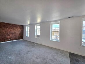 Building Photo - 8 Main St