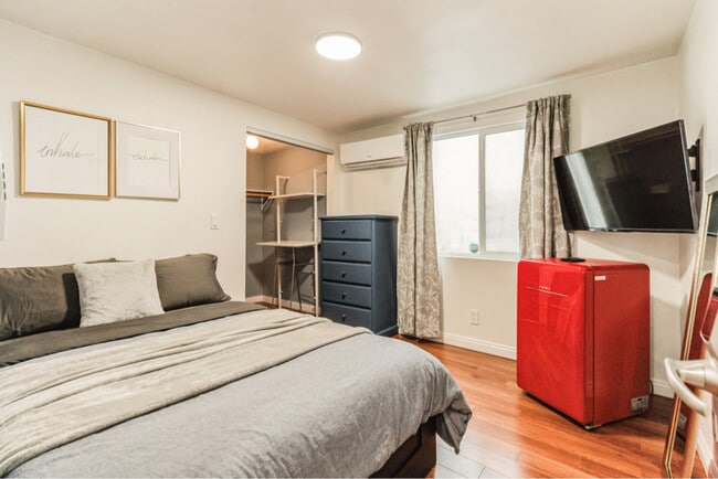 Building Photo - 1519 W 37th Pl