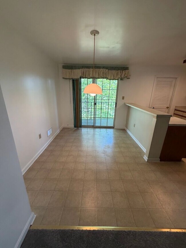 Building Photo - 3 Bedroom Seven Oaks Condo