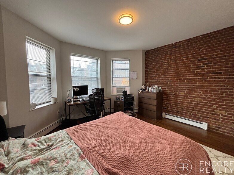 Building Photo - 9 Stearns Rd