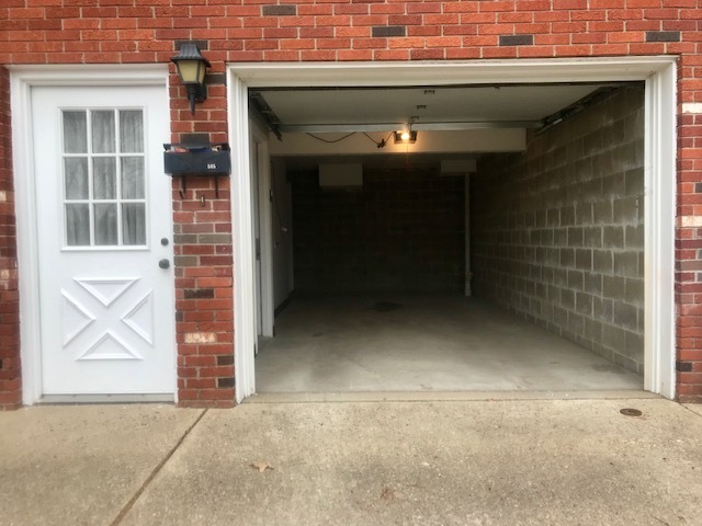 Building Photo - Two Bedroom Townhouse with Garage