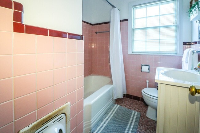 Building Photo - Nice Midtown Bungalow