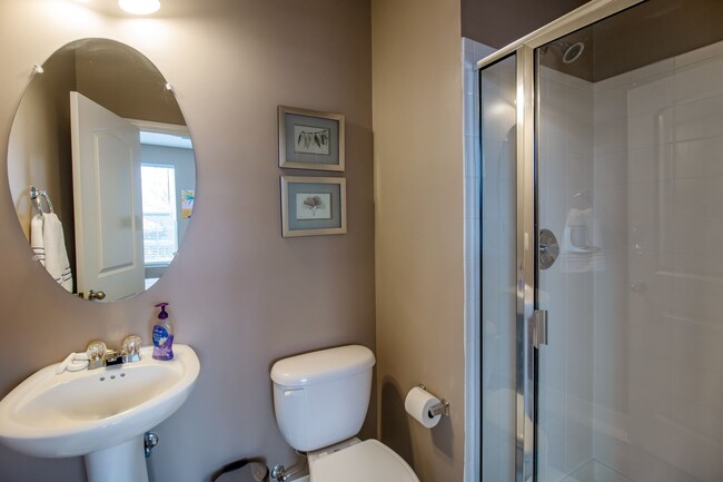 Building Photo - Beautiful 4-Bed, 3.5-Bath End Unit Townhom...