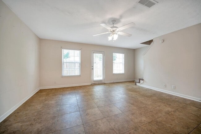 Building Photo - Townhome for rent five minutes from I-24
