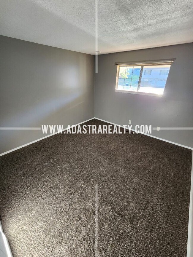 Building Photo - Awesome 2 Bedroom Duplex in Overland Park-Available in APRIL!!