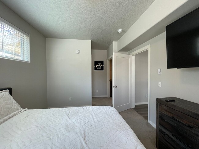 Building Photo - Bright 2Bd 2Ba Beaverton Condo!! By Nike, ...