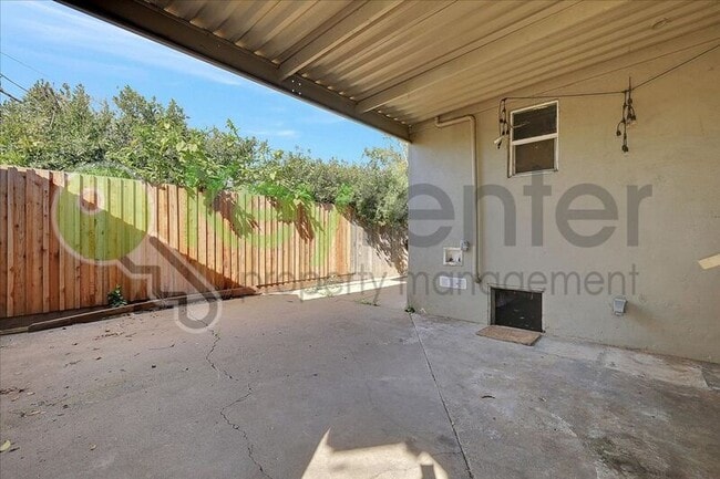 Building Photo - 4404 Lantana Ave