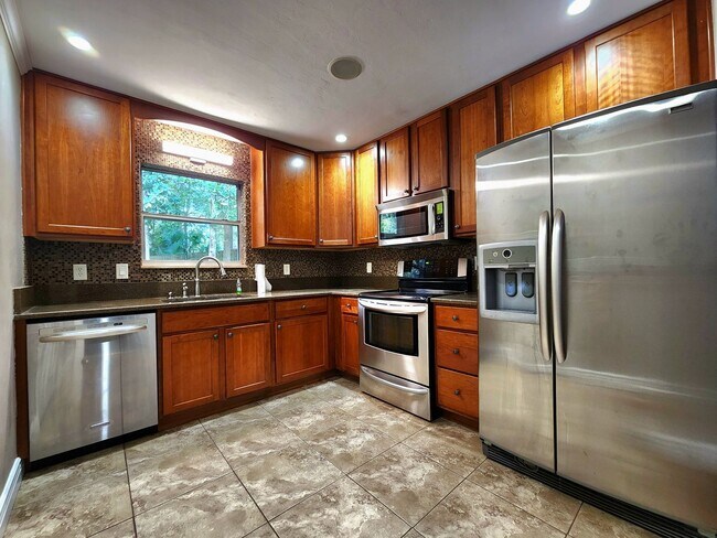 Building Photo - FOR RENT 4 bed 3 bath home