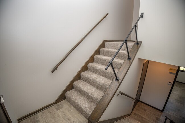 Building Photo - 493-495 Perrey Dr