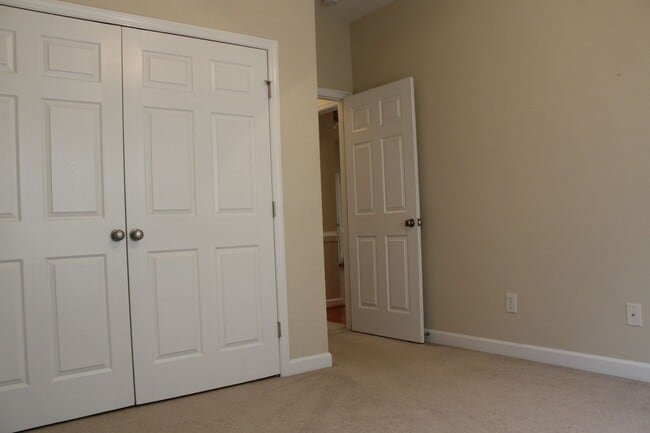 Building Photo - 205 Stillwater Creek Dr