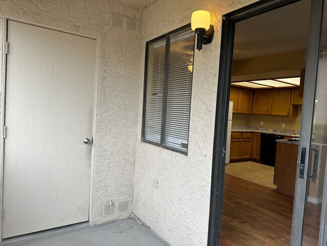 Building Photo - Downstairs 2-Bedroom Condo in Central Las ...
