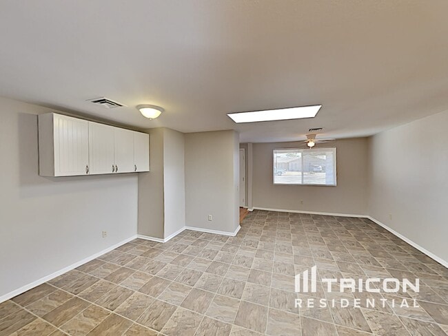 Building Photo - 2308 N Arrowhead Dr