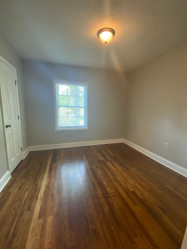 Building Photo - Charming 3 bedroom home in the heart of do...