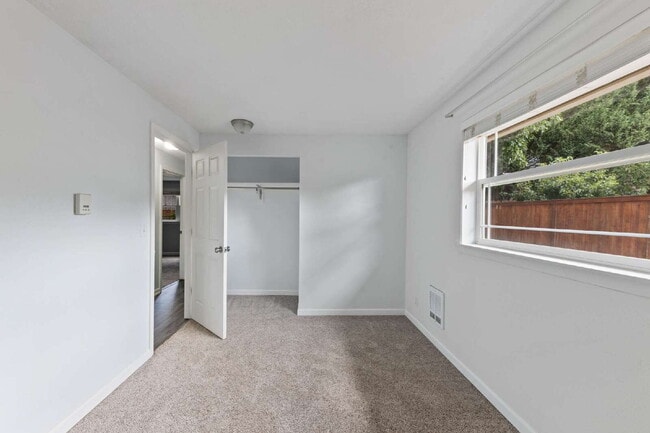 Building Photo - Charming 3 bedroom home with large yard!