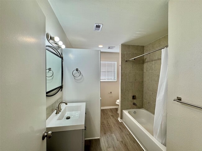 Building Photo - 303 Enid St