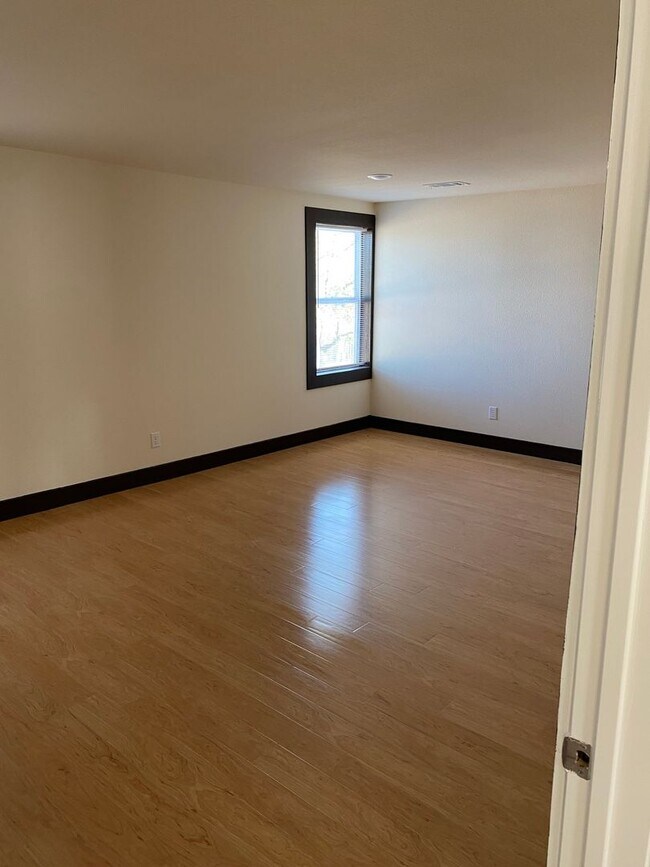 Building Photo - 1051 Deer Ln