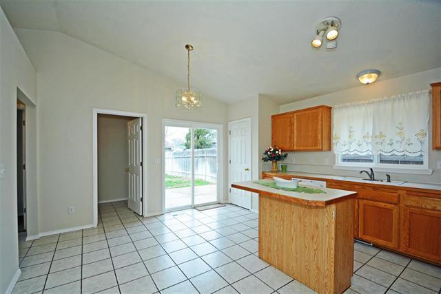 Building Photo - Updated Nampa home just minutes from I-84