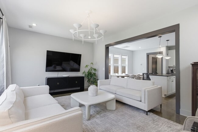 Building Photo - 1608 16th Ave N