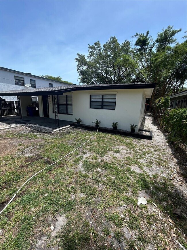 Building Photo - 808 SW 15th Ave