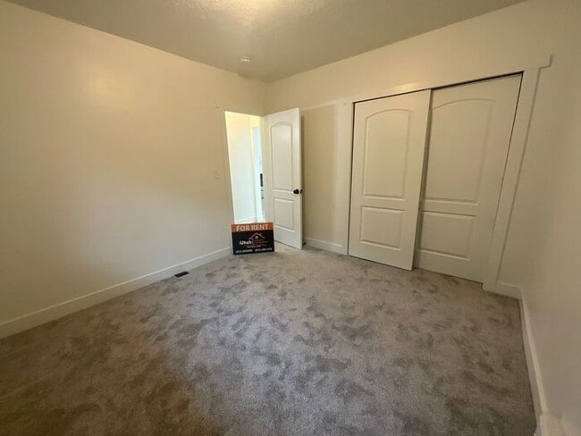 Building Photo - 4 Bedroom 2 Bath Home- Dog Friendly- Purchase optional.