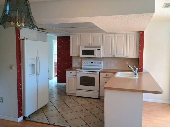 Building Photo - 2 bedroom 2 bathroom home with a screened in porch