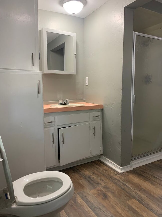 Building Photo - Updated 2 bed/1 bath, 800 sqft home!