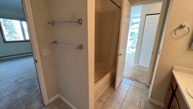 Building Photo - Lovely 2 Bedroom Townhouse Condo W/Garage - Corner Lot - Call Today!