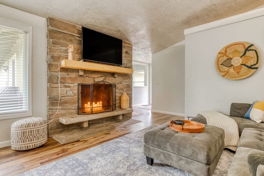 Building Photo - 353 Brightwood Ct