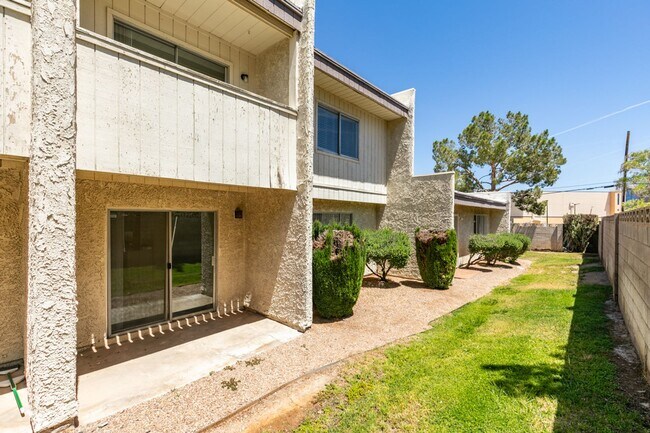 Building Photo - 2 Bedroom Townhome with 2 car attached garage in Henderson