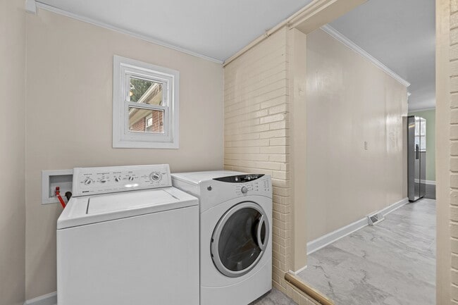 Building Photo - 205 Fieldstone Cir